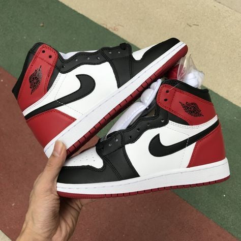 Air Jordan 1 High black toe